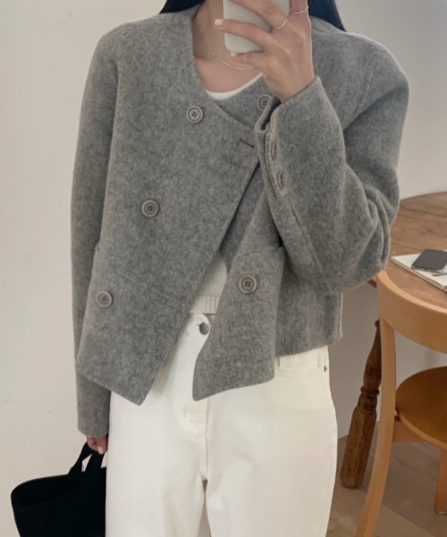 emi+（エミプラス）の「ダブルボタンニットメルトンショートコート（ノーカラーコート・レディース・グレー/アイボリー・FREE）」の14枚目の写真