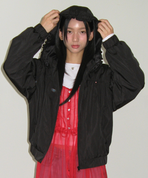 RONRON(ロンロン)の「PENDANT FRILL HOODIE WIND JUMPER BLACK(ナイロンジャケット・レディース・その他・FREE)」の1枚目の写真