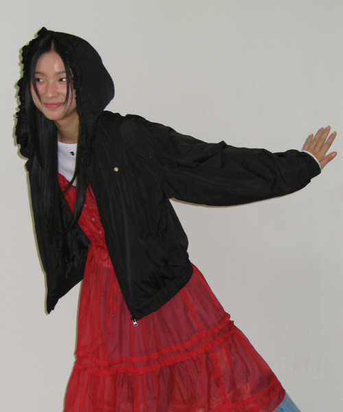 RONRON(ロンロン)の「PENDANT FRILL HOODIE WIND JUMPER BLACK(ナイロンジャケット・レディース・その他・FREE)」の2枚目の写真