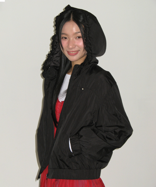 RONRON(ロンロン)の「PENDANT FRILL HOODIE WIND JUMPER BLACK(ナイロンジャケット・レディース・その他・FREE)」の3枚目の写真