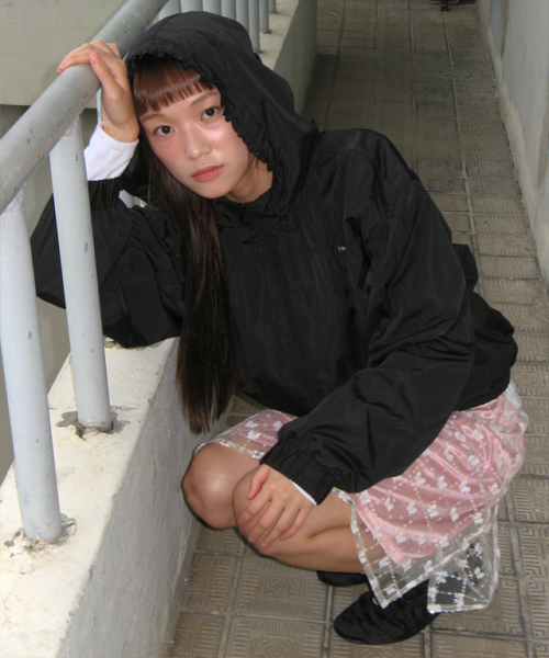 RONRON(ロンロン)の「PENDANT FRILL HOODIE WIND JUMPER BLACK(ナイロンジャケット・レディース・その他・FREE)」の4枚目の写真