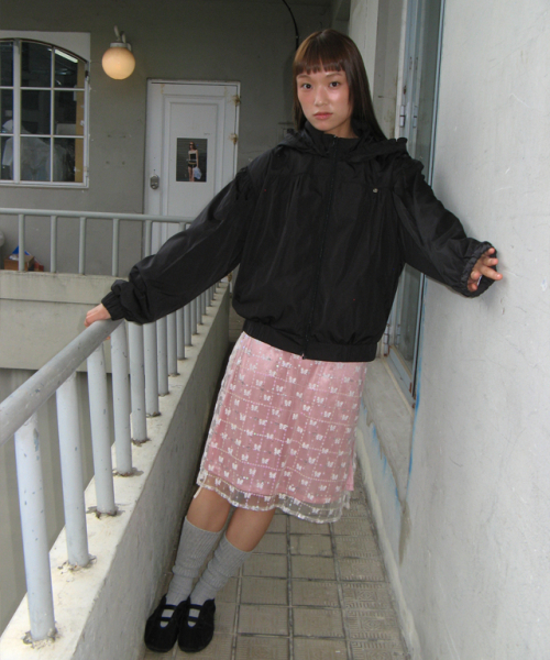 RONRON(ロンロン)の「PENDANT FRILL HOODIE WIND JUMPER BLACK(ナイロンジャケット・レディース・その他・FREE)」の5枚目の写真
