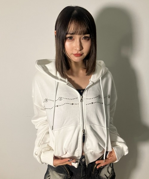 .KOM(ドットコム)の「A'GEM/9 × .kom 『.KOM/ドットケーオーエム』シルバースタッズライン クロップドパーカー / Silver Studs Line Cropped Hoodie(パーカー・レディース・アイボリー/ブラック・FREE)」の13枚目の写真