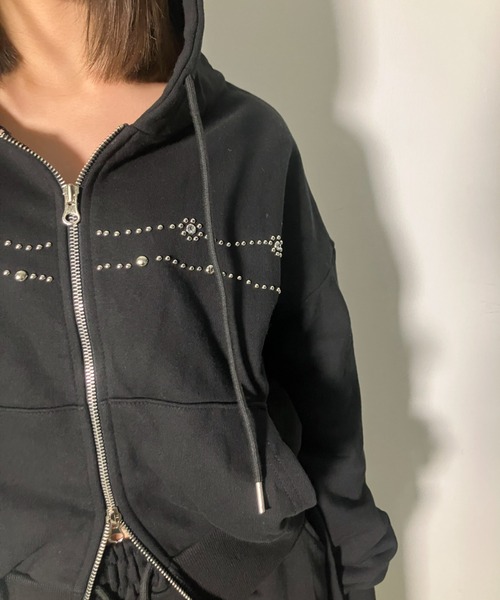 .KOM(ドットコム)の「A'GEM/9 × .kom 『.KOM/ドットケーオーエム』シルバースタッズライン クロップドパーカー / Silver Studs Line Cropped Hoodie(パーカー・レディース・アイボリー/ブラック・FREE)」の6枚目の写真