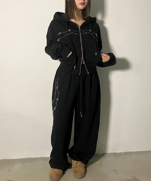 .KOM(ドットコム)の「A'GEM/9 × .kom 『.KOM/ドットケーオーエム』シルバースタッズライン クロップドパーカー / Silver Studs Line Cropped Hoodie(パーカー・レディース・アイボリー/ブラック・FREE)」の8枚目の写真