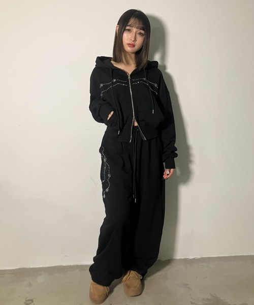 .KOM(ドットコム)の「A'GEM/9 × .kom 『.KOM/ドットケーオーエム』シルバースタッズライン クロップドパーカー / Silver Studs Line Cropped Hoodie(パーカー・レディース・アイボリー/ブラック・FREE)」の9枚目の写真