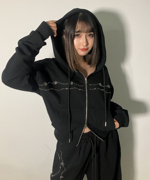 .KOM(ドットコム)の「A'GEM/9 × .kom 『.KOM/ドットケーオーエム』シルバースタッズライン クロップドパーカー / Silver Studs Line Cropped Hoodie(パーカー・レディース・アイボリー/ブラック・FREE)」の5枚目の写真