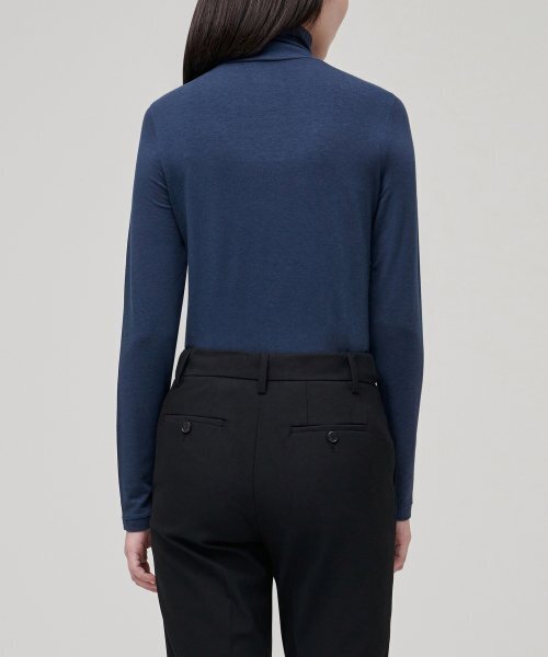MUSINSA STANDARD WOMAN（ムシンサスタンダードウーマン）の「ウィメンズテンセルスリムタートルネックTシャツ[ネイビー]（Tシャツ/カットソー・レディース・その他・SMALL/MEDIUM/LARGE/X-SMALL）」の2枚目の写真