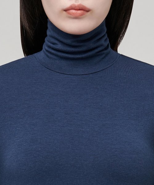 MUSINSA STANDARD WOMAN（ムシンサスタンダードウーマン）の「ウィメンズテンセルスリムタートルネックTシャツ[ネイビー]（Tシャツ/カットソー・レディース・その他・SMALL/MEDIUM/LARGE/X-SMALL）」の3枚目の写真