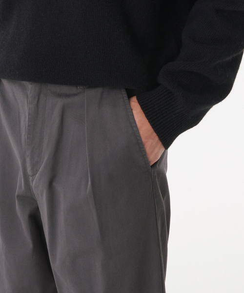 MUSINSA STANDARD（ムシンサスタンダード）の「リバースワンタックレギュラーフィットチノパンツ[ダークグレー]（その他パンツ・メンズ・その他・40/26/27/28/29/30/31/32/33/34/36/38/42）」の4枚目の写真