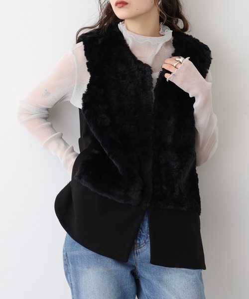 Anna Nicola(アンナニコラ)の「Anna Nicola ボアベスト(ベスト・レディース・ブラック/ライトベージュ/モカ/グレイッシュブルー・38)」の1枚目の写真