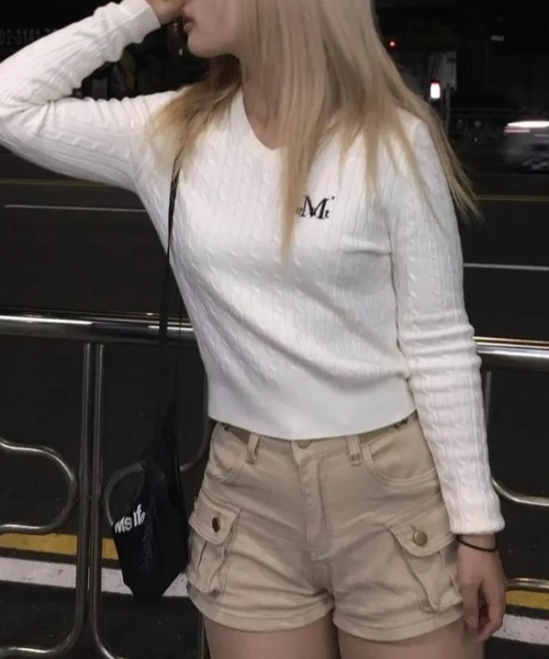 MUCENT（ムセント）の「【日本未発売/WEB限定】MUCENT(ムセント)/Vネック クロップ ケーブル ニット/PRIMROSE V-NECK CROP KNIT（ニット/セーター・レディース・ピンク/ブラウン/ホワイト/グレー/ブラック/アイボリー・FREE）」の2枚目の写真