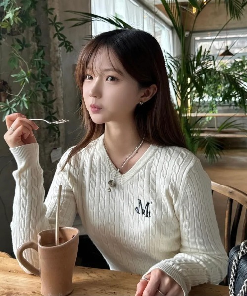 MUCENT（ムセント）の「【日本未発売/WEB限定】MUCENT(ムセント)/Vネック クロップ ケーブル ニット/PRIMROSE V-NECK CROP KNIT（ニット/セーター・レディース・ピンク/ブラウン/ホワイト/グレー/ブラック/アイボリー・FREE）」の10枚目の写真