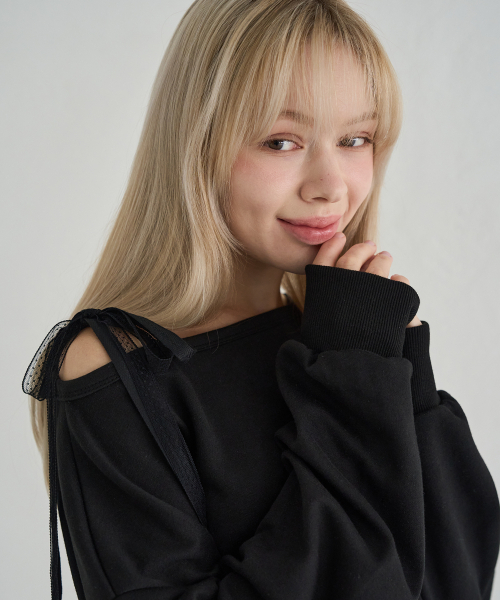 5OML(オーオーエムエル)の「オフショルダー レース スウェットシャツ (ブラック)(スウェット・レディース・ブラック・MEDIUM/LARGE)」の4枚目の写真