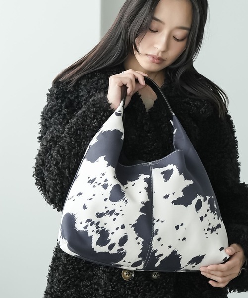 mili an deni(ミリアンデニ)の「カウ柄プリントトートバッグ(トートバッグ・レディース・ブラウン/ネイビー・F)」の9枚目の写真