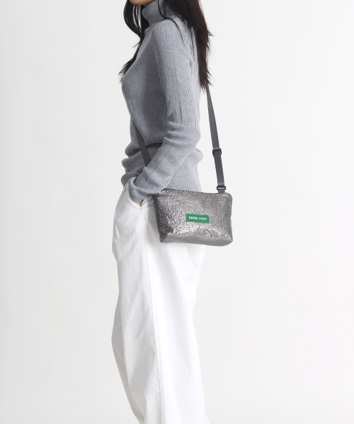 GREEN STUFF(グリーンスタッフ)の「handy bag Z1 - glitter titanium silver(メッセンジャーバッグ・レディース・その他・FREE)」の4枚目の写真