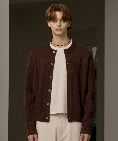 HYOJI（ヒョージ）の「FW ウォッシャブルケーブルラウンドクロップニットカーディガン (3カラー)（カーディガン/ボレロ・メンズ・ブラウン/チャコール/ブラック・L/M）」の7枚目の写真