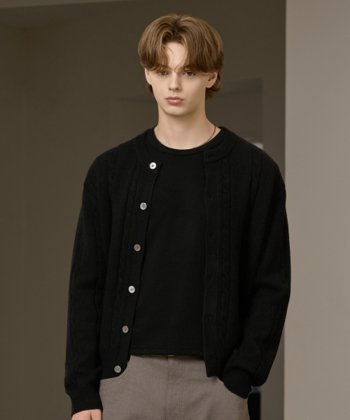 HYOJI（ヒョージ）の「FW ウォッシャブルケーブルラウンドクロップニットカーディガン (3カラー)（カーディガン/ボレロ・メンズ・ブラウン/チャコール/ブラック・L/M）」の4枚目の写真