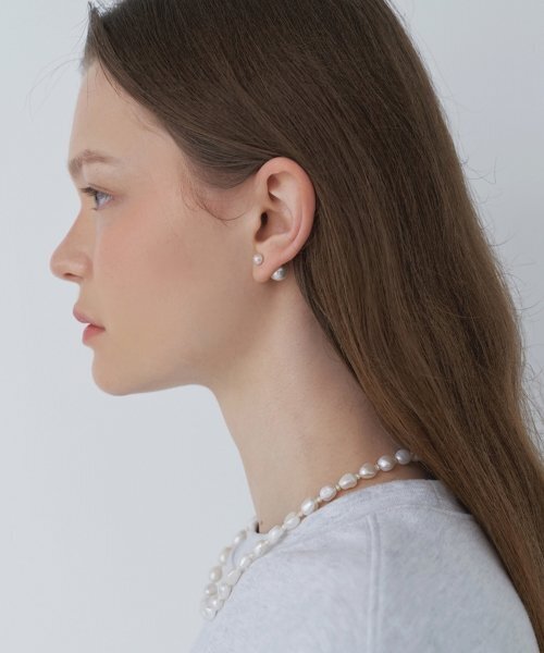 LOVE ME MONSTER(ラブミーモンスター)の「Mini Pearl & Pearl Earrings(ピアス(両耳用)・レディース・アイボリー・FREE)」の1枚目の写真