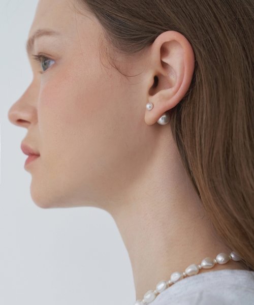 LOVE ME MONSTER(ラブミーモンスター)の「Mini Pearl & Pearl Earrings(ピアス(両耳用)・レディース・アイボリー・FREE)」の2枚目の写真