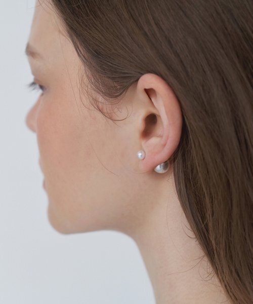 LOVE ME MONSTER(ラブミーモンスター)の「Mini Pearl & Pearl Earrings(ピアス(両耳用)・レディース・アイボリー・FREE)」の3枚目の写真