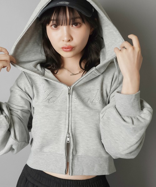 SPINNS(スピンズ)の「きらっと主張☆視線を集めるラインストーンロゴWジップショートパーカー(パーカー・レディース・オフホワイト/杢グレー/ブラック/ピンク・ONESIZE)」の12枚目の写真