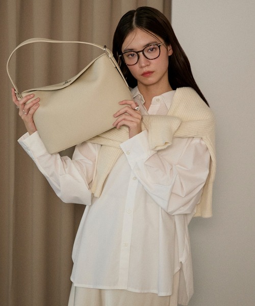GUSCIO(グッシオ)の「【グッシオベーシック】ターンロック フラップショルダーバッグ(ショルダーバッグ・レディース・ブラウン/ブラック/アイボリー・FREE)」の2枚目の写真