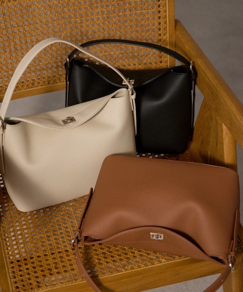 GUSCIO(グッシオ)の「【グッシオベーシック】ターンロック フラップショルダーバッグ(ショルダーバッグ・レディース・ブラウン/ブラック/アイボリー・FREE)」の4枚目の写真