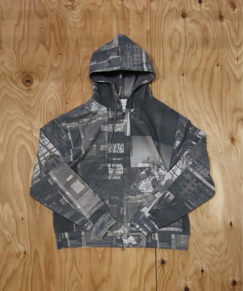 many men many mind(メニーメンメニーマインド)の「MANYMENMANYMINDS / グラフィックZIPパーカー(パーカー・メンズ・ベージュ/グリーン/ブラウン・LARGE/X-LARGE/MEDIUM)」の1枚目の写真