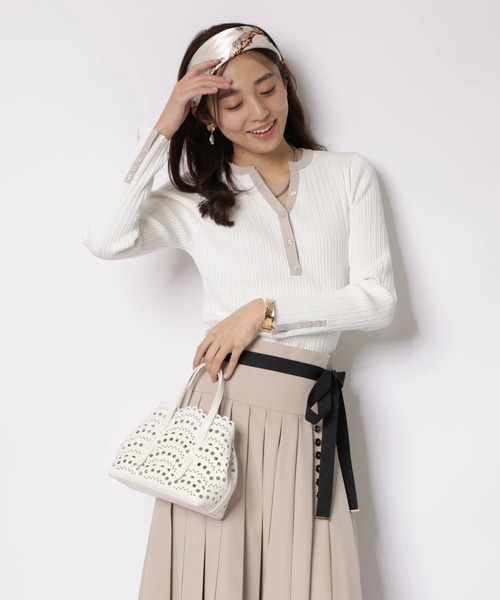 JUSGLITTY（ジャスグリッティー）の「スカーフ付スキッパーニット（ニット/セーター・レディース・ネイビー/サックスブルー/ホワイト/レッド・2）」の7枚目の写真