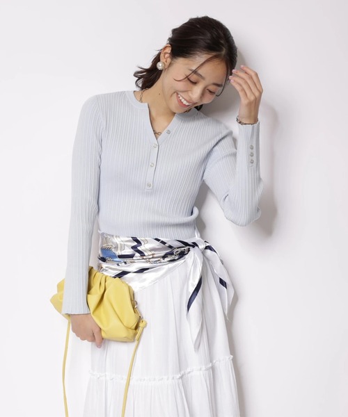 JUSGLITTY（ジャスグリッティー）の「スカーフ付スキッパーニット（ニット/セーター・レディース・ネイビー/サックスブルー/ホワイト/レッド・2）」の13枚目の写真