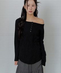 オフショルダー」に該当するトップス（ブラック/黒色系）ファッション