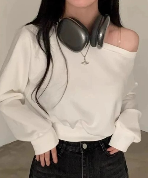 CELENA BEATS(セレナビーツ)の「ショート丈オフショルダースウェットトップス(スウェット・レディース・ブラック/グレー/アイボリー・FREE)」の18枚目の写真