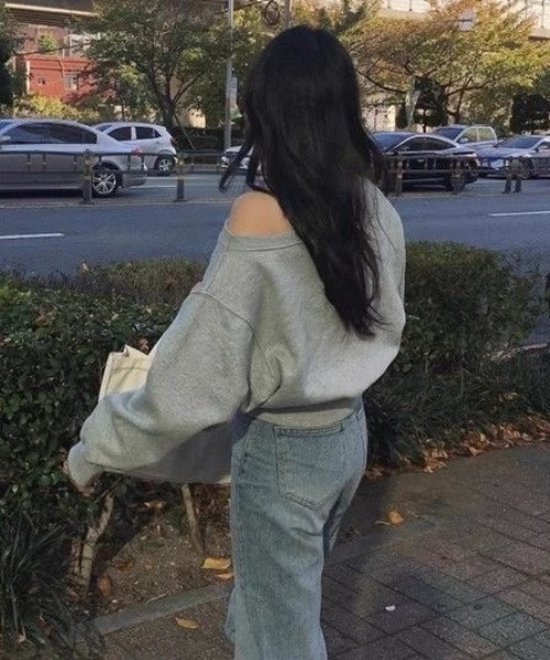 CELENA BEATS(セレナビーツ)の「ショート丈オフショルダースウェットトップス(スウェット・レディース・ブラック/グレー/アイボリー・FREE)」の9枚目の写真