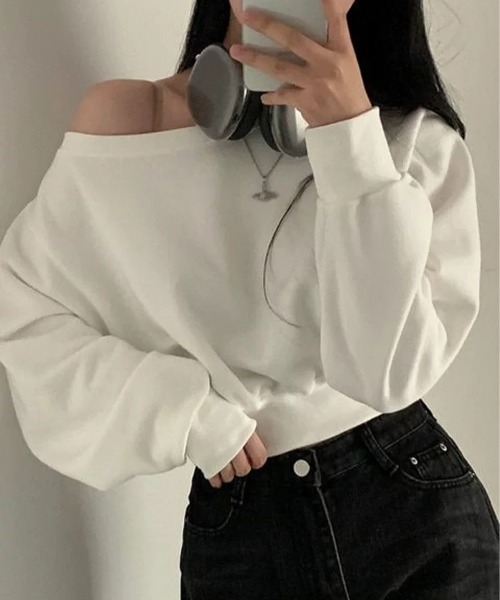 CELENA BEATS(セレナビーツ)の「ショート丈オフショルダースウェットトップス(スウェット・レディース・ブラック/グレー/アイボリー・FREE)」の19枚目の写真