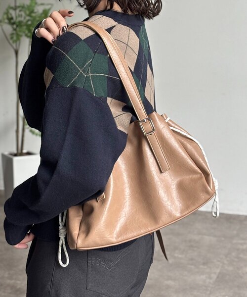 CPCM(シーピーシーエム)の「巾着レザーボストンバッグ(トートバッグ・レディース・ベージュ/ブラック/ブラウン・FREE)」の3枚目の写真