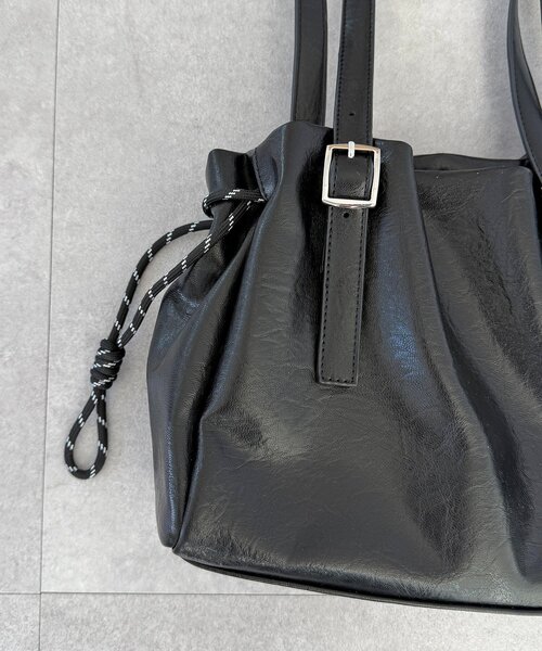 CPCM(シーピーシーエム)の「巾着レザーボストンバッグ(トートバッグ・レディース・ベージュ/ブラック/ブラウン・FREE)」の5枚目の写真