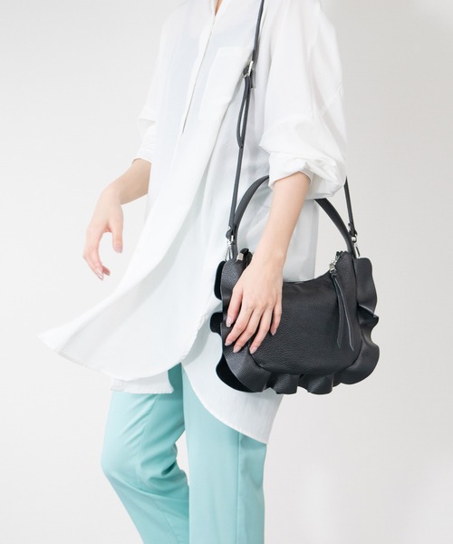 RIPANI(リパーニ)の「【RIPANI】サイドフリルホーボーバッグミディ(Q66401)(ハンドバッグ・レディース・ライトグレー/ブラック・ALL)」の8枚目の写真