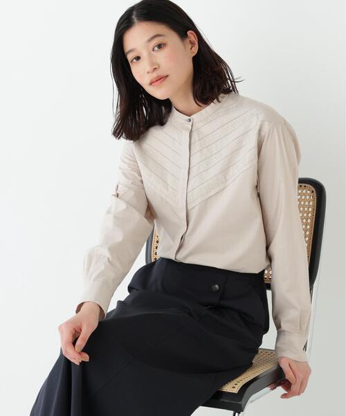 human woman(ヒューマンウーマン)の「◆【ウォッシャブル】レースドッキングバンドカラーブラウス(シャツ/ブラウス・レディース・ベージュ系その他2/ホワイト/ネイビー・MEDIUM)」の2枚目の写真