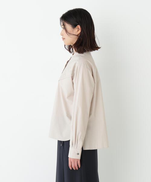 human woman(ヒューマンウーマン)の「◆【ウォッシャブル】レースドッキングバンドカラーブラウス(シャツ/ブラウス・レディース・ベージュ系その他2/ホワイト/ネイビー・MEDIUM)」の15枚目の写真