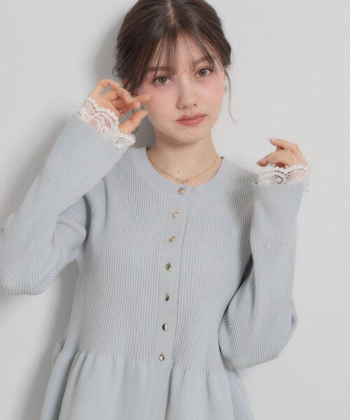 couture brooch（クチュールブローチ）の「【大人かわいい・洗える】ペプラムニットカーディガン（カーディガン/ボレロ・レディース・サックスブルー/ブラック/ピンク系/オフホワイト・42/38/36）」の4枚目の写真