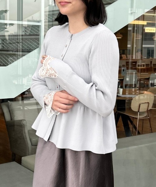 couture brooch（クチュールブローチ）の「【大人かわいい・洗える】ペプラムニットカーディガン（カーディガン/ボレロ・レディース・サックスブルー/ブラック/ピンク系/オフホワイト・42/38/36）」の6枚目の写真