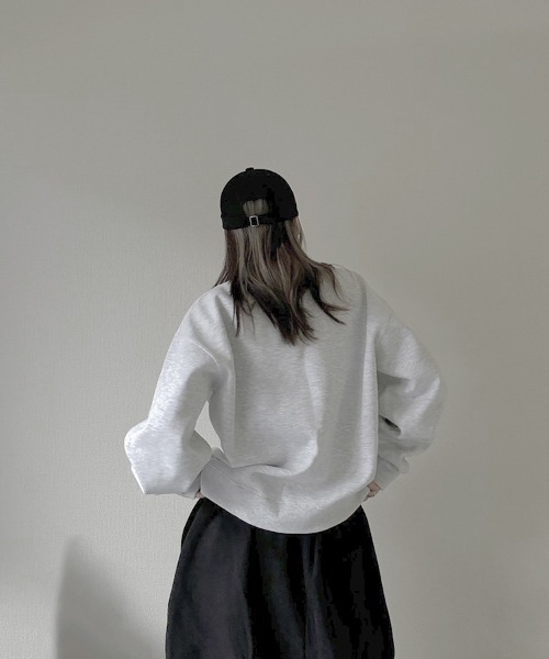 YACA(ヤーカ)の「Cropped Crew Neck Sweat/クロップドクルーネックスウェット【unisex item】(スウェット・レディース・グレー/ブラック/アッシュグレー・FREE)」の4枚目の写真