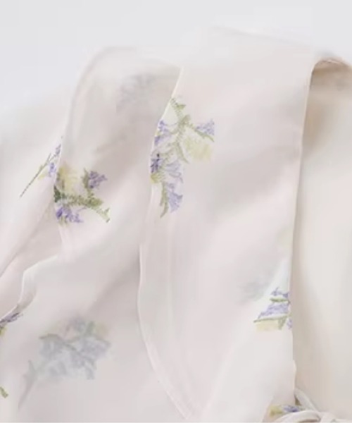 LA POMME petit(ラポミ・プチ)の「Sweet Floral Frill Blouse(シャツ/ブラウス・レディース・ブルー/パープル・FREE)」の3枚目の写真