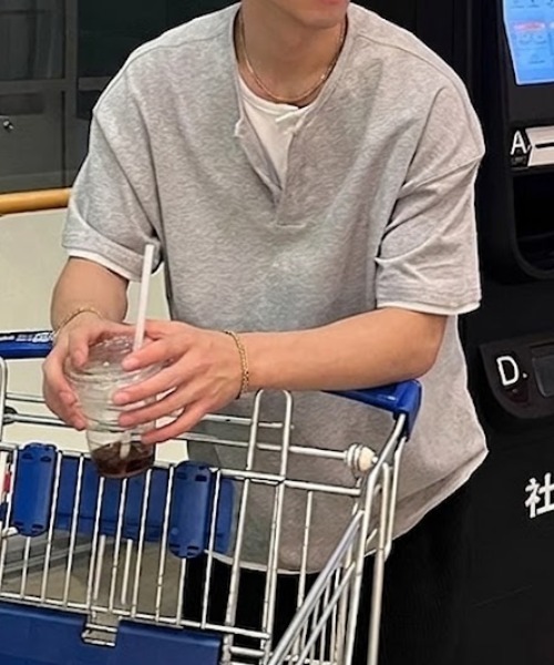 SHEPP（シープ）の「【UNISEX】フェイクレイヤード ヘンリーネック オーバーサイズ ハーフスリーブＴシャツ（Tシャツ/カットソー・メンズ・グレー/ブラック・M）」の4枚目の写真