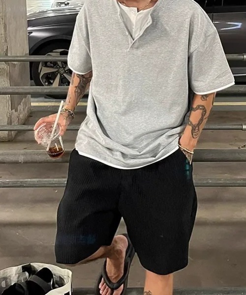 SHEPP（シープ）の「【UNISEX】フェイクレイヤード ヘンリーネック オーバーサイズ ハーフスリーブＴシャツ（Tシャツ/カットソー・メンズ・グレー/ブラック・M）」の6枚目の写真