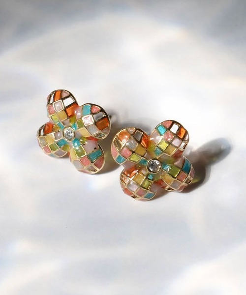 Zoule（ゾーラ）の「Zoule ゾーラ：MOROCCAN モロッカンシリーズ　quatre fleurs　花　フラワー　ピアス（ピアス（両耳用）・レディース・シルバー/ゴールド・FREE）」の5枚目の写真