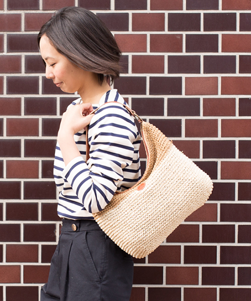 folna（フォルナ）の「【FUDGE 5月号掲載】FOLNA（フォルナ）:ペーパー バイカラー トートバッグ ◇（トートバッグ・レディース・ブラック/キャメル・ONESIZE）」の2枚目の写真