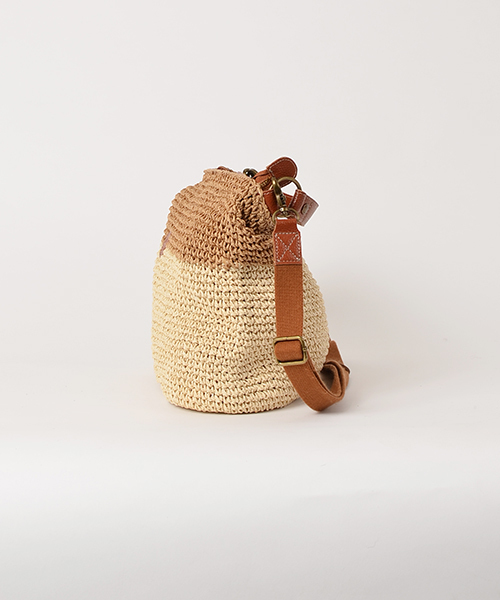 folna（フォルナ）の「【FUDGE 5月号掲載】FOLNA（フォルナ）:ペーパー バイカラー トートバッグ ◇（トートバッグ・レディース・ブラック/キャメル・ONESIZE）」の4枚目の写真