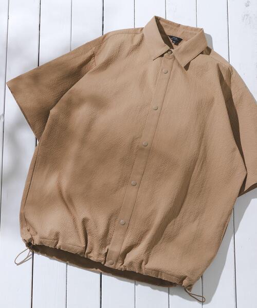 ITEMS URBANRESEARCH（アイテムズ アーバンリサーチ）の「『接触冷感/イージーケア/吸水速乾/撥水/防汚』高機能シアサッカー サイドストレージシャツ(楽着シリーズ)（シャツ/ブラウス・メンズ・ベージュ/ブラック/ライトブルー・MEDIUM/LARGE）」の2枚目の写真
